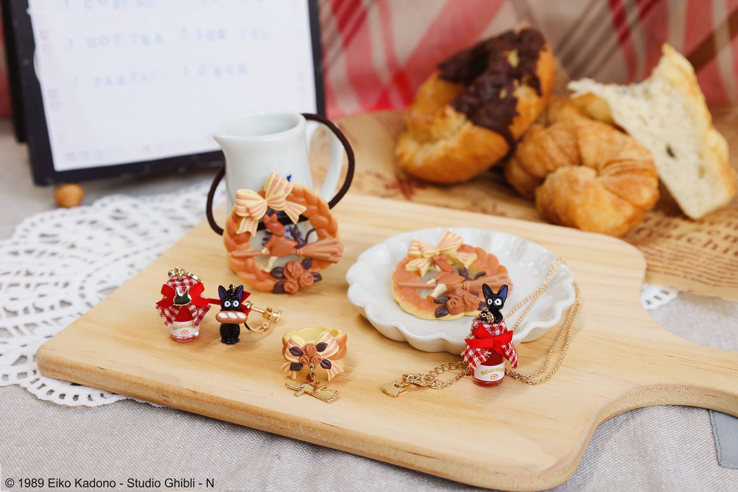 「魔女の宅急便」のグーチョキパン店をモチーフにしたアクセサリー。