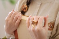 「魔女の宅急便 グーチョキパン店シリーズ リング パンリース」と「ヘアゴム パンリース」着用イメージ