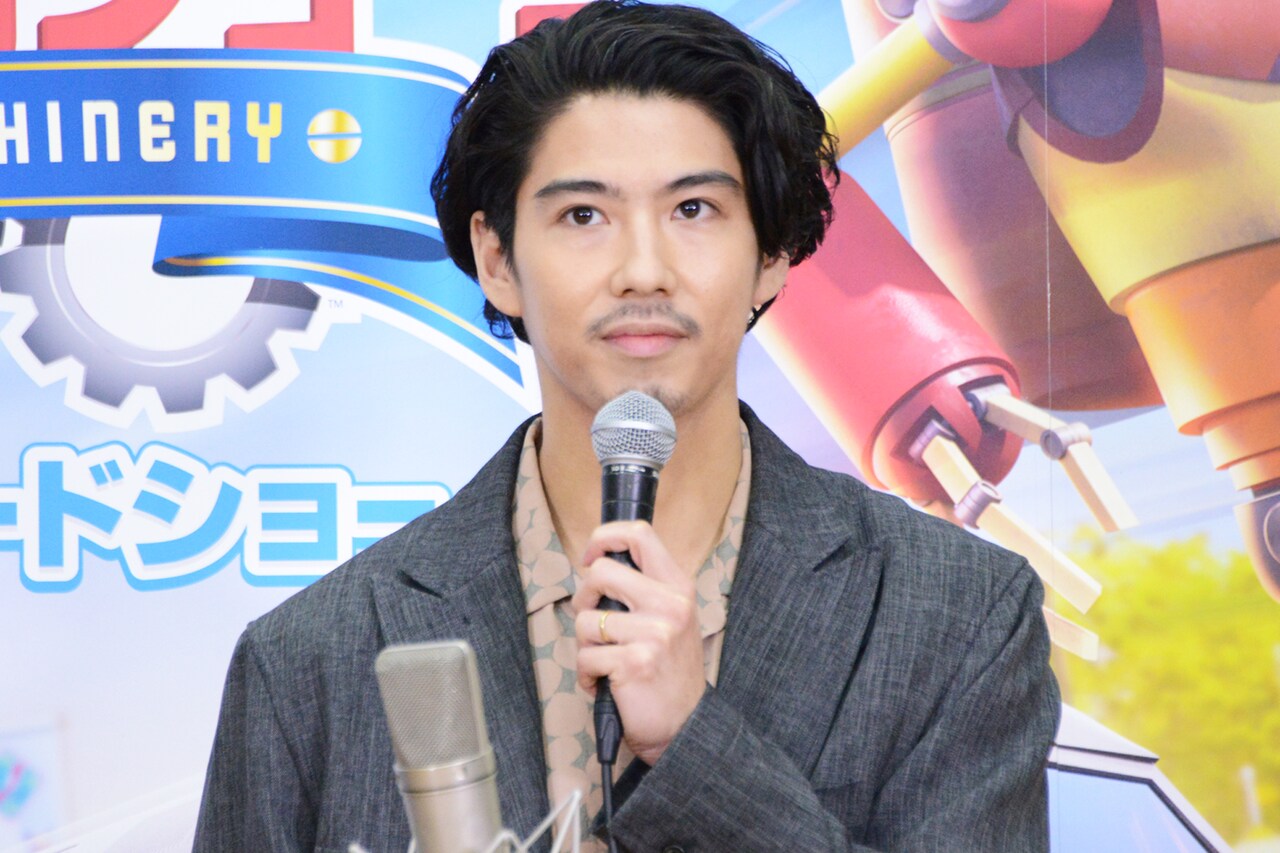 2021年2月に「映画 きかんしゃトーマス おいでよ！未来の発明ショー！」の公開アフレコイベントに参加した賀来賢人。