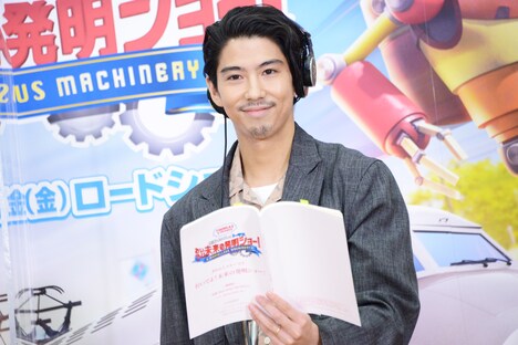 アフレコ中の賀来賢人。