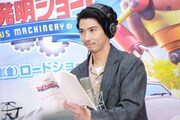 アフレコ中の賀来賢人。