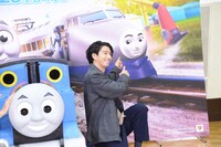 ケンジを指差す賀来賢人。