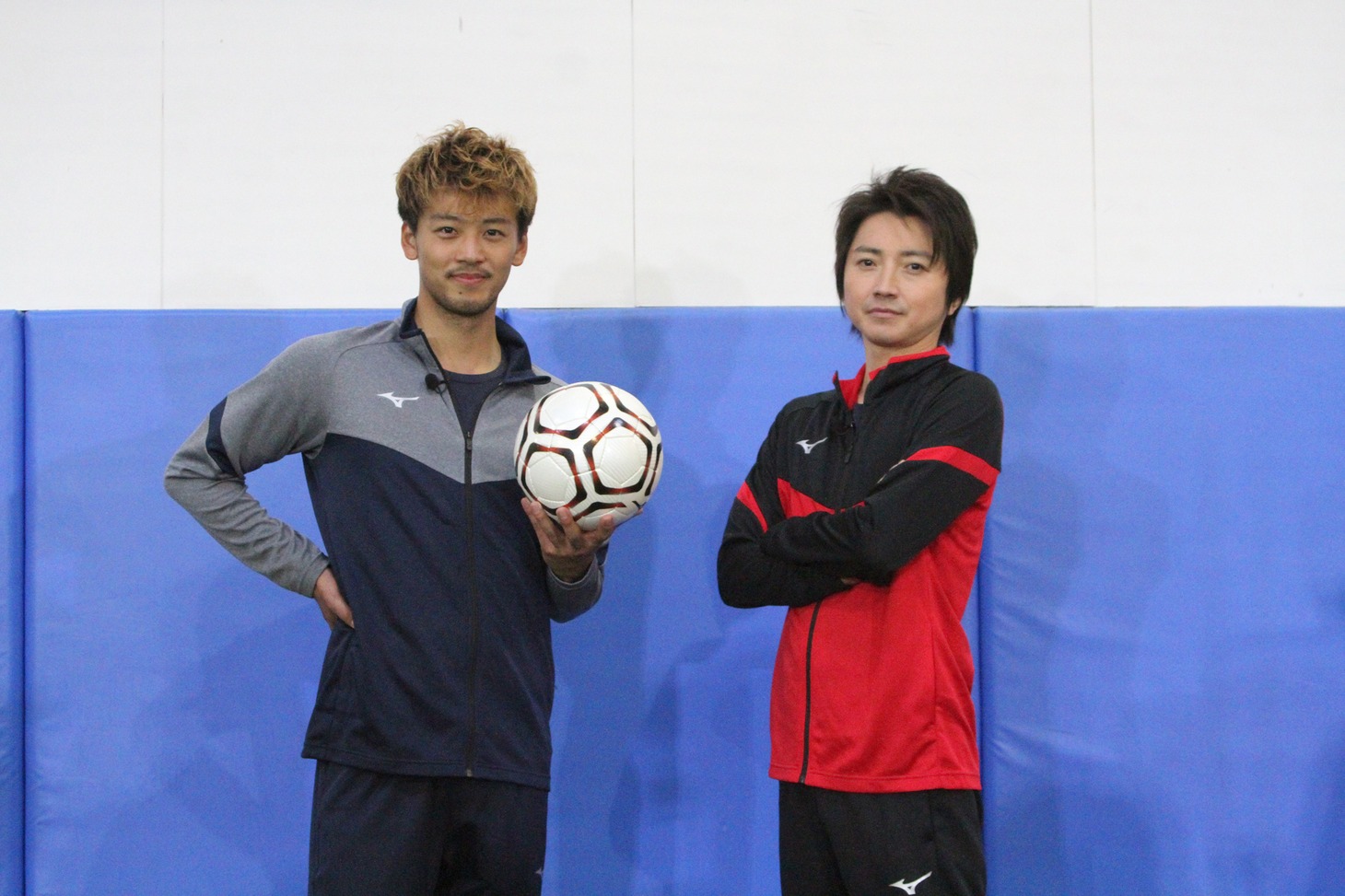 左から竹内涼真、藤原竜也。