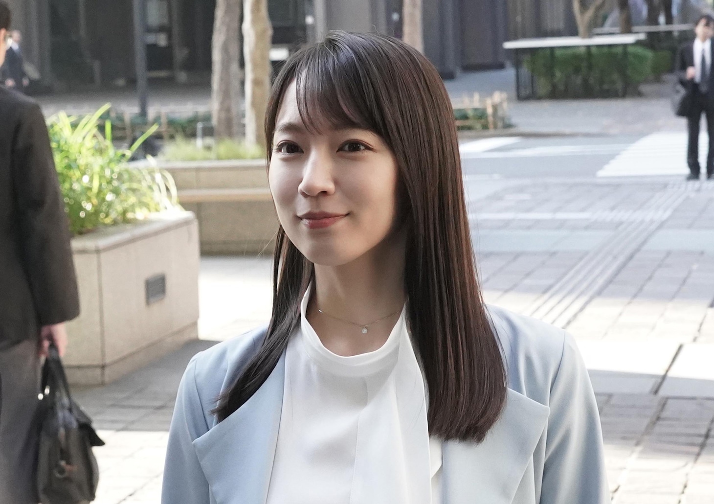 恋愛ミッションで丸の内OLに変身した久遠あいこ（吉岡里帆）。