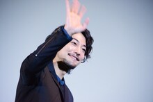 客席に手を振る福士誠治。