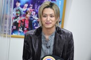 「RIDER TIME 仮面ライダーディケイド VS ジオウ／ディケイド館のデス・ゲーム」を視聴する井上正大。