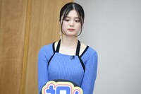 「RIDER TIME 仮面ライダーディケイド VS ジオウ／ディケイド館のデス・ゲーム」を視聴する紺野彩夏。