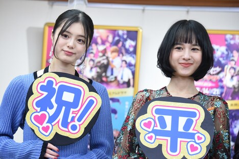 左から紺野彩夏、大幡しえり。