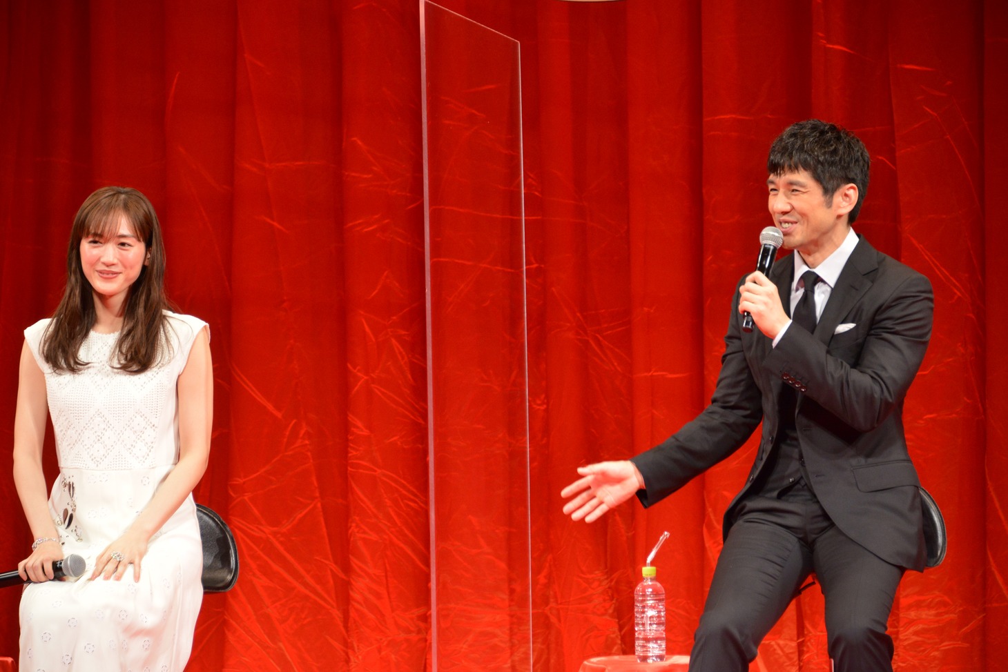 左から綾瀬はるか、西島秀俊。