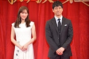 左から綾瀬はるか、西島秀俊。