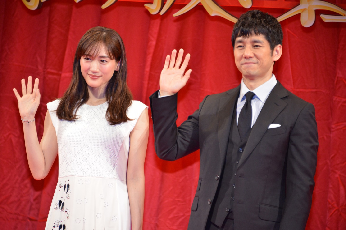 「奥様は、取り扱い注意」完成報告イベントにて、左から綾瀬はるか、西島秀俊。