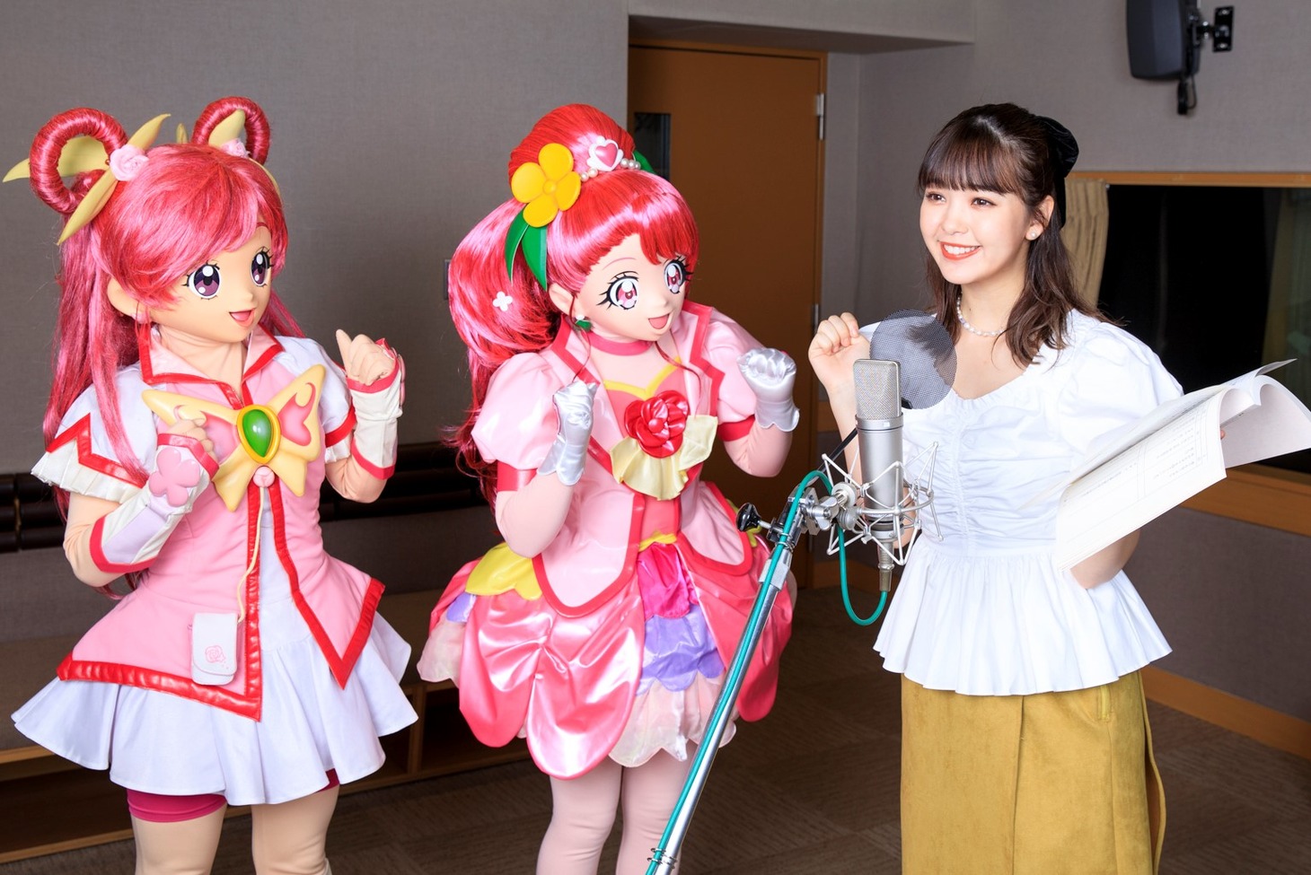左からキュアドリーム、キュアグレース、藤田ニコル。