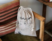 「トムジェリマーケット」ノベルティのオリジナル巾着ポーチ。