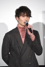 登壇するやいなやハイテンションの岡田将生。