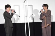 岡田将生（左）のヒント「朝9時に映画館で観た」に笑う志尊淳（右）。