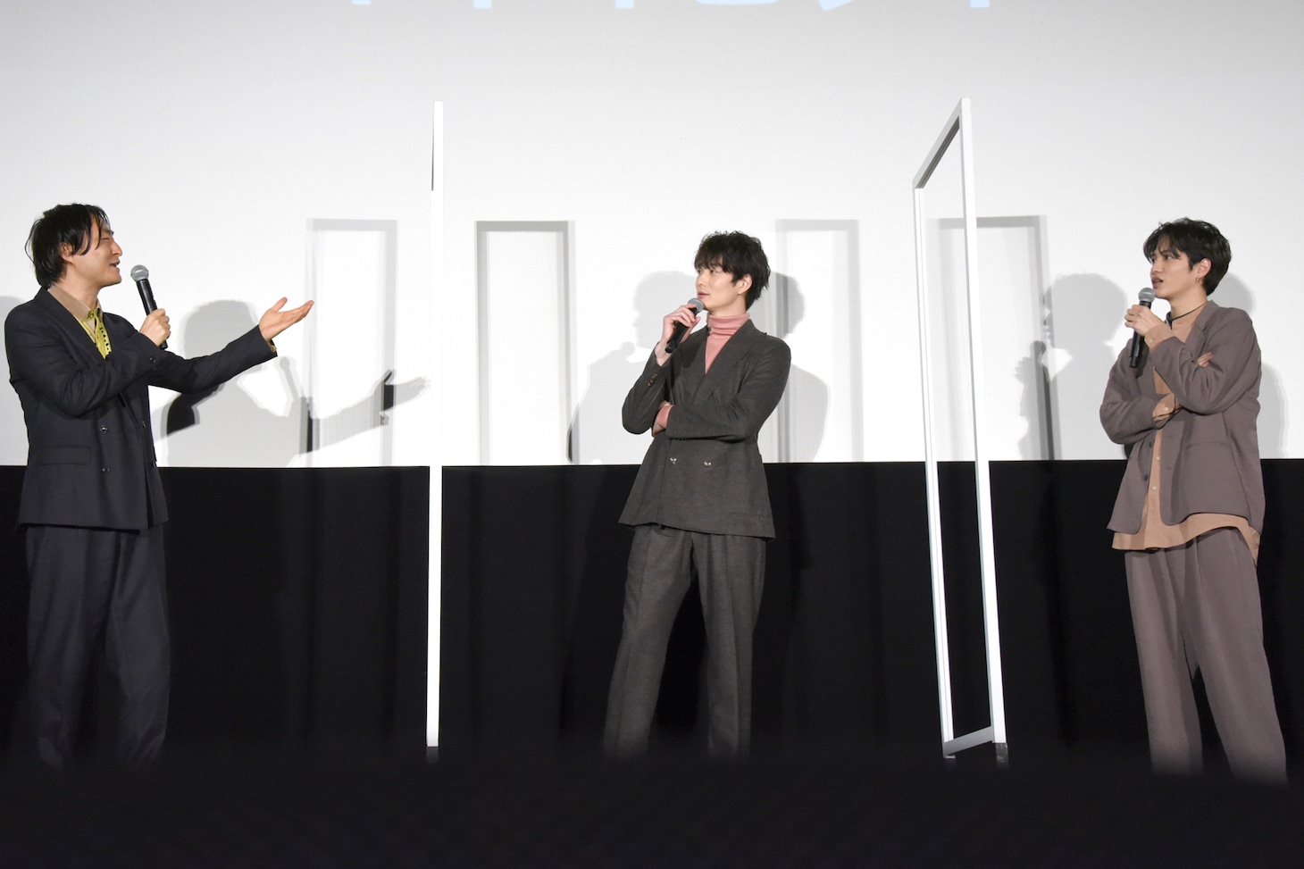 「さんかく窓の外側は夜」大ヒット御礼舞台挨拶の様子。