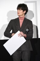 ペンのフタが開かず、フリップでそっと隠しながら苦戦する岡田将生。