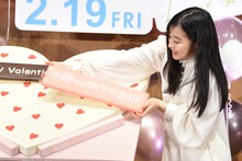 巨大チョコレートにプレートを載せる森七菜。