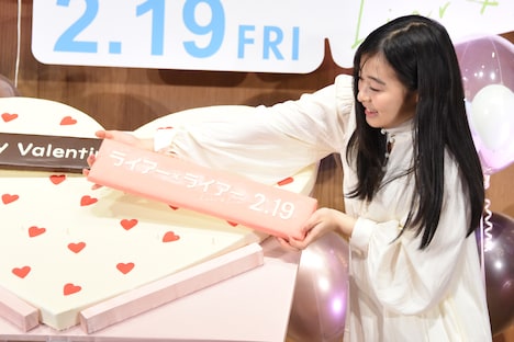 巨大チョコレートにプレートを載せる森七菜。