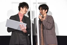 志尊淳（右）にハッシュタグについてのレクチャーを受ける岡田将生（左）。