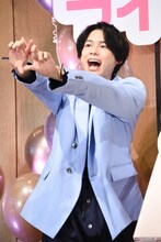 元気よくムービーカメラにアピールする松村北斗。