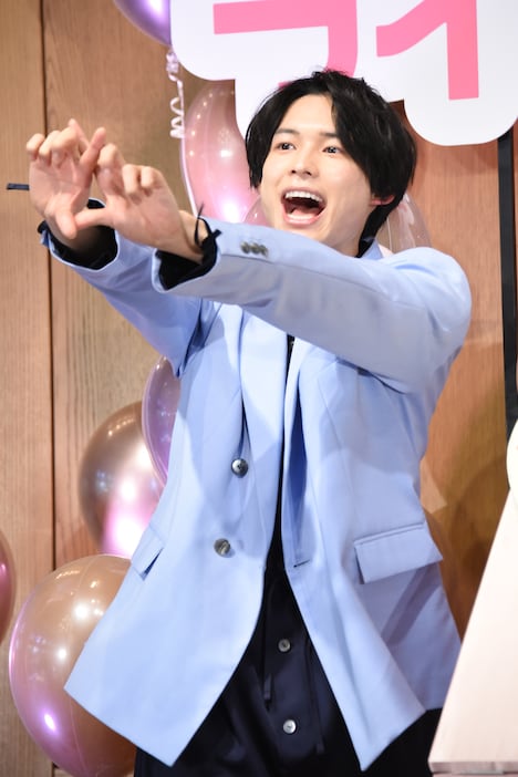 元気よくムービーカメラにアピールする松村北斗。