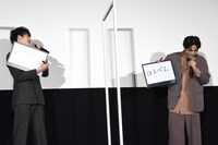 「さんかくと聞いて思い浮かべるものは？」の答えが合わない岡田将生（左）と志尊淳（右）。