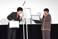 志尊淳（右）が発表した「理想のバレンタイン」に関する長文を読む岡田将生（左）。