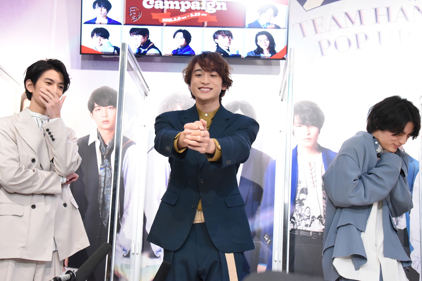 小関裕太（中央）の演技に悶える渡邊圭祐（左）と藤原大祐（右）。