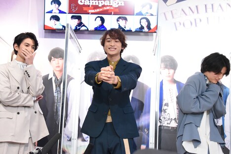 小関裕太(中央)の演技に悶える渡邊圭祐(左)と藤原大祐(右)。