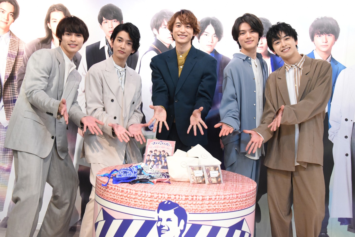 左から兵頭功海、渡邊圭祐、小関裕太、藤原大祐、新原泰佑。