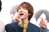 指ハートを食べる小関裕太。