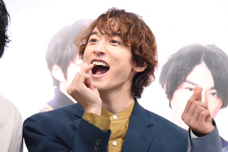 指ハートを食べる小関裕太。