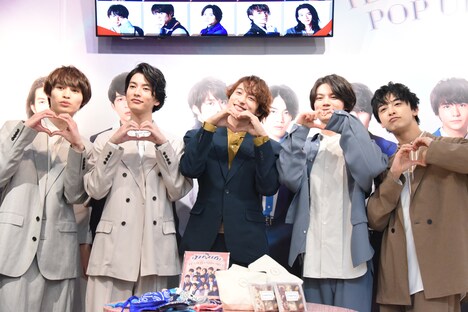 左から兵頭功海、渡邊圭祐、小関裕太、藤原大祐、新原泰佑。