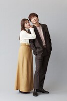 左から石原さとみ、綾野剛。