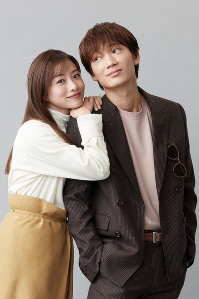 左から石原さとみ、綾野剛。