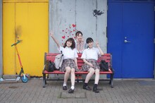 「NO CALL NO LIFE」メイキング写真。左から小西桜子、山田愛奈、優希美青。