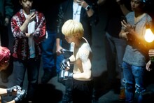 「ヤクザと家族 The Family」より、磯村勇斗演じる木村翼のファイトシーン。