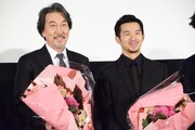 左から役所広司、仲野太賀。
