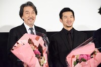 左から役所広司、仲野太賀。