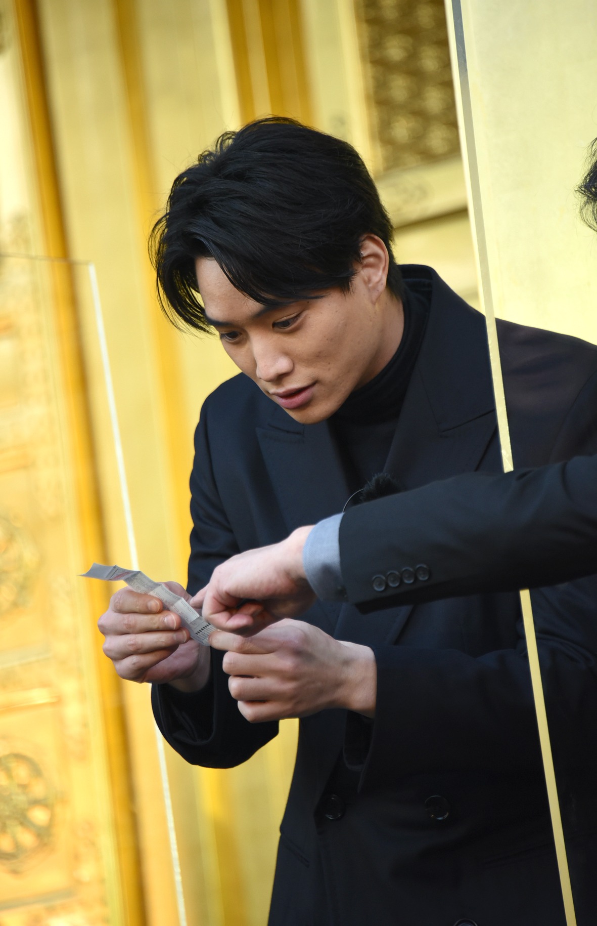 「中吉」と書かれた位置がわからず、本広克行に教えてもらう鈴木伸之。