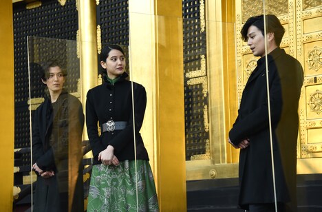 左から渡邊圭祐、山崎紘菜、新田真剣佑。