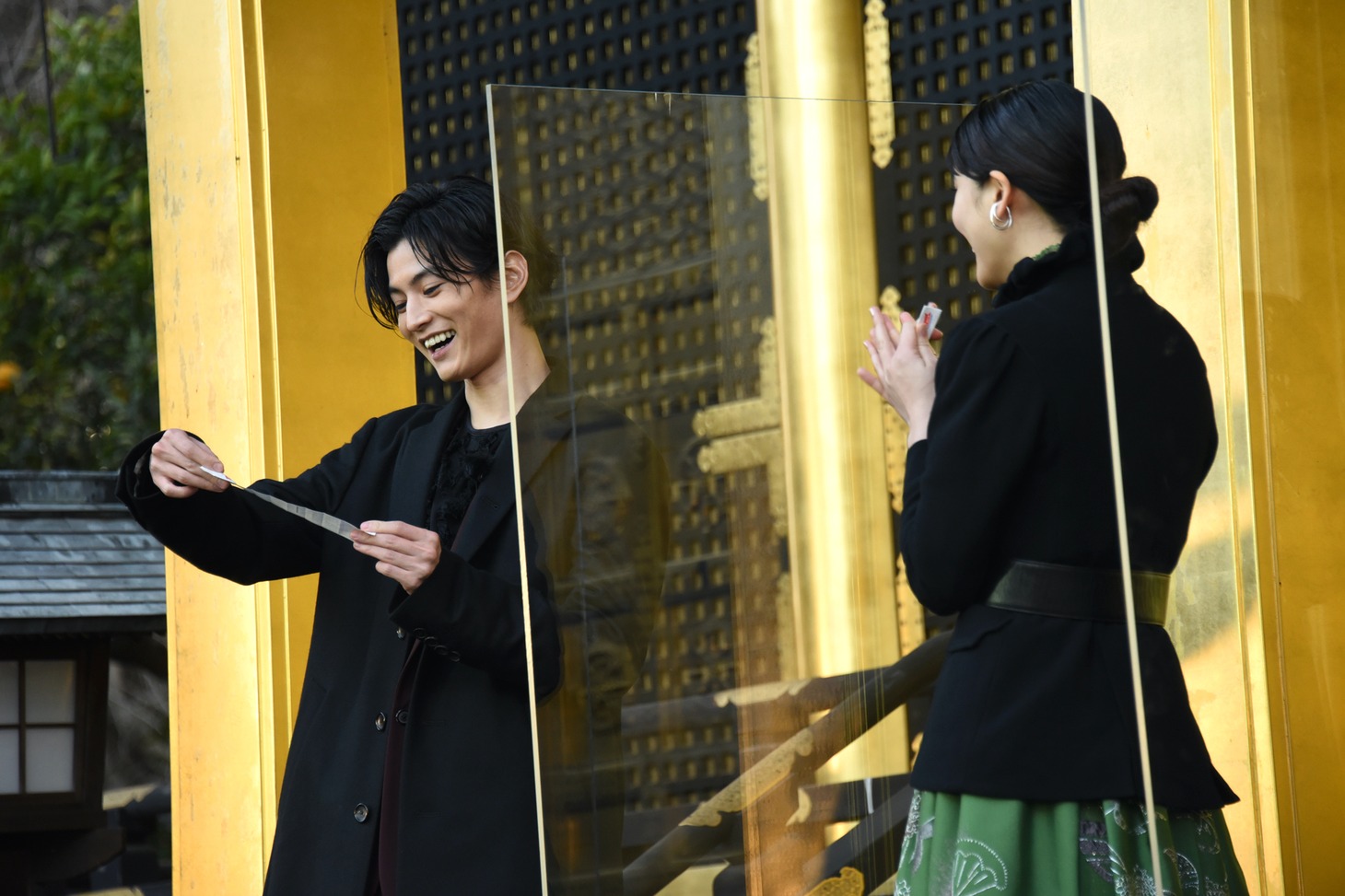 大吉のおみくじを引き当てた渡邊圭祐（左）。