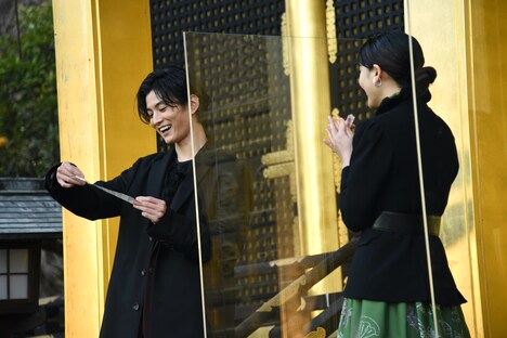 大吉のおみくじを引き当てた渡邊圭祐(左)。