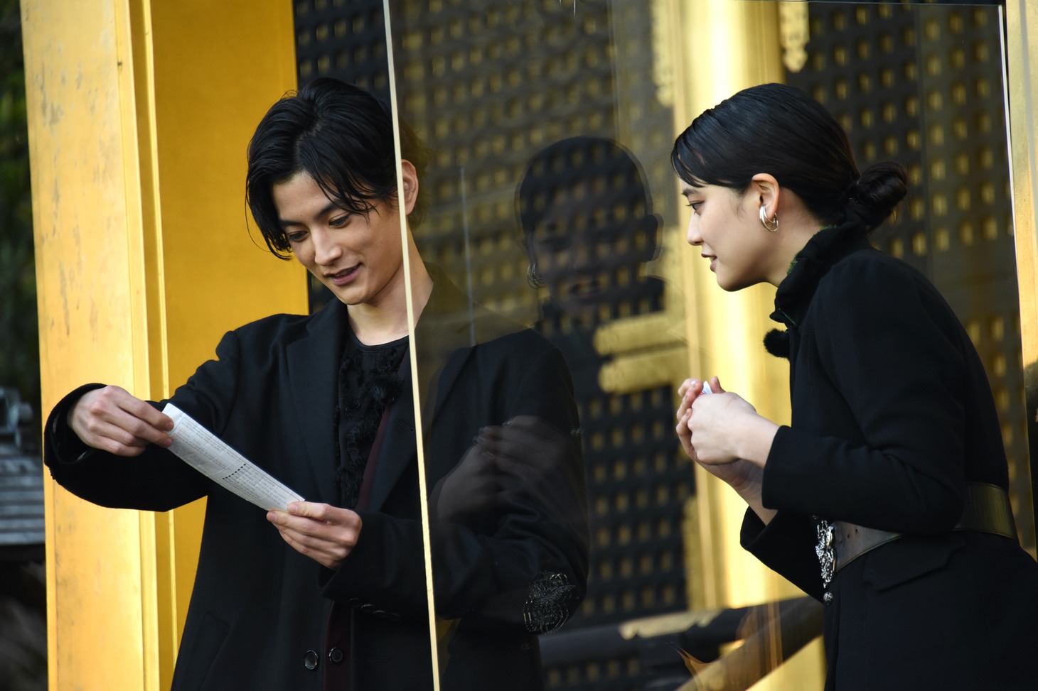 大吉のおみくじを引き当てた渡邊圭祐（左）。