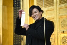 大吉のおみくじを引き当てた新田真剣佑。