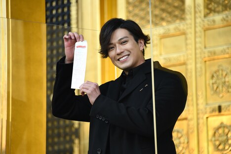 大吉のおみくじを引き当てた新田真剣佑。