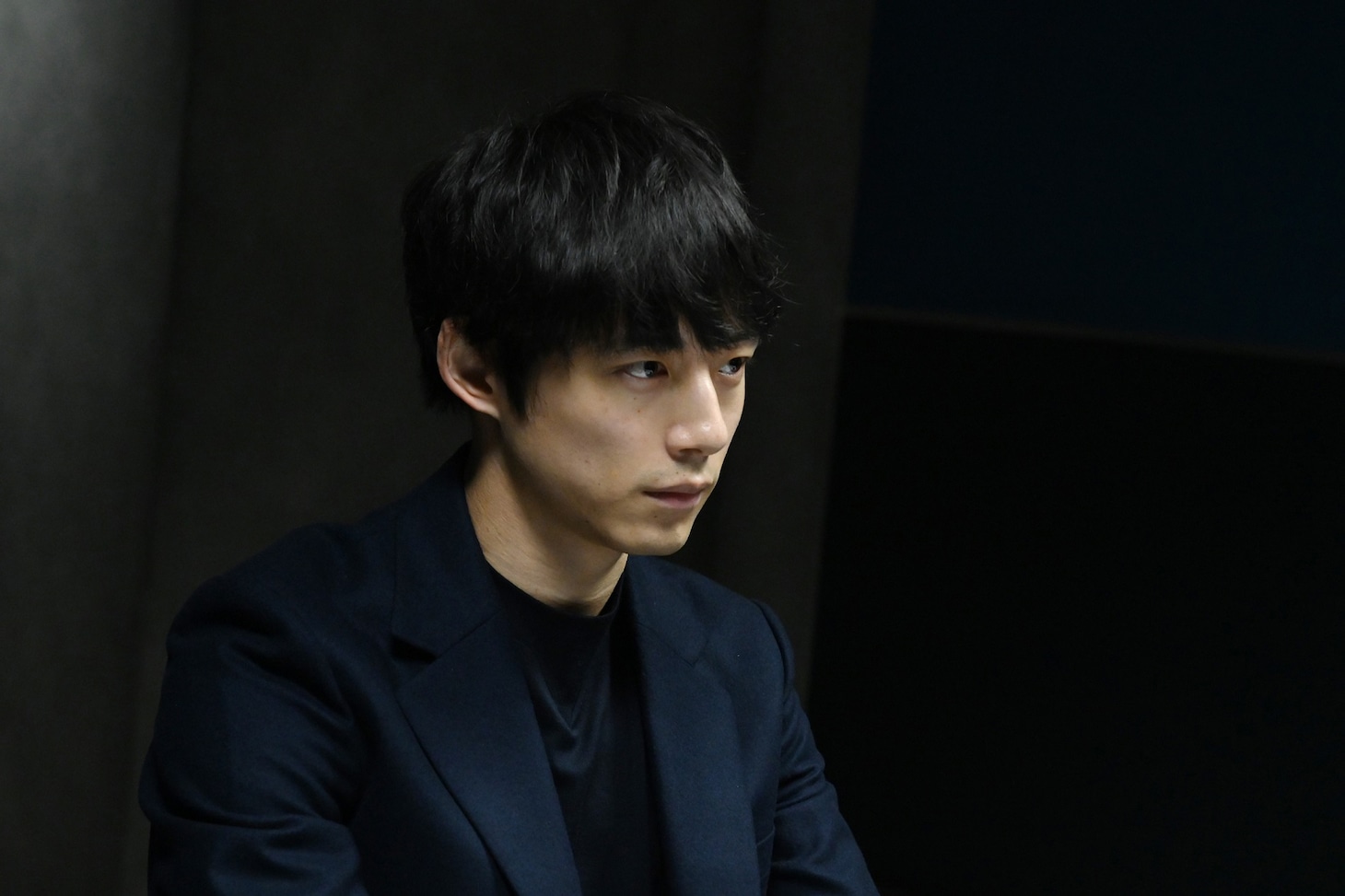 坂口健太郎演じる三枝健人。
