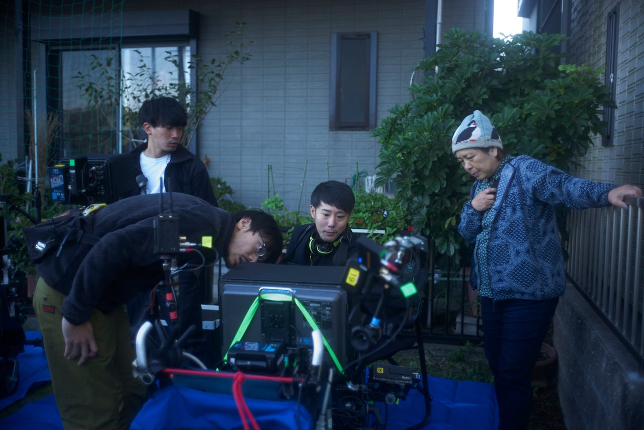 「ヤクザと家族 The Family」撮影現場にて、平山達弥（左奥）、撮影チーフの星潤哉（左手前）、藤井道人（手前中央）。