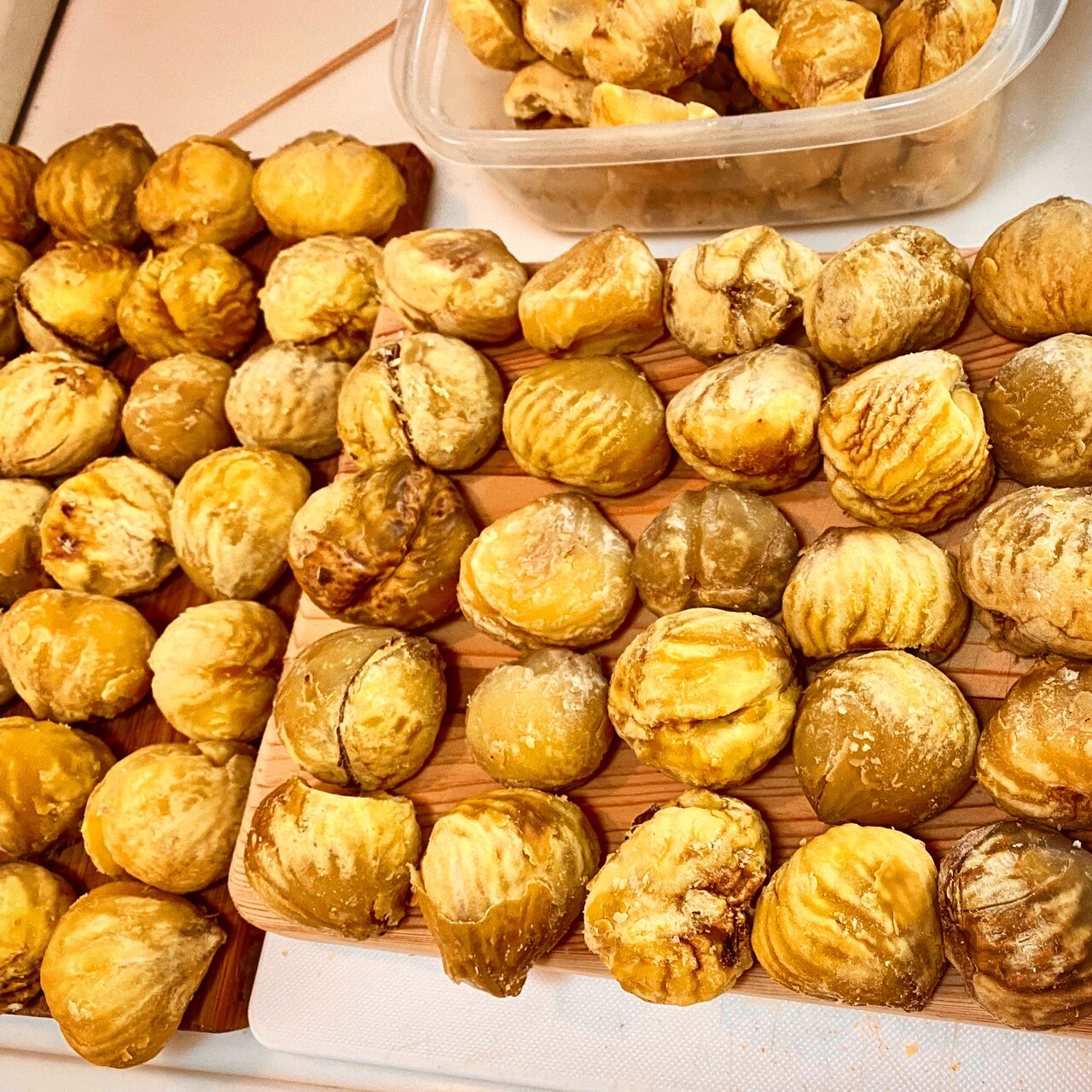 樋口真嗣が苦労して剥いたという大量の栗。